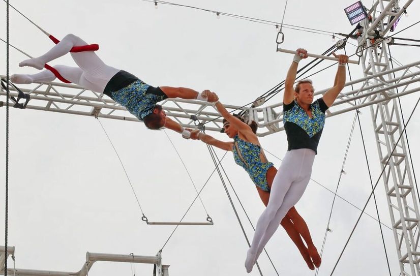 Inmitten des Grand Chapiteau erstrahlt das Flugtrapez als schillerndes Symbol der menschlichen Kühnheit und Eleganz - die "Flying Royals" präsentieren es erstmals in Europa.