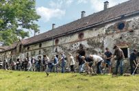 Mit einer der längsten Spatenreihen haben Unterstützer und Macher in den vergangenen Tagen die Sanierung des Erlebnisgutes Göhlis in Gang gesetzt. Mit dem symbolischen Akt startet die Dachsanierung des Denkmals mit finanziert durch eine Förderung des Landtages.