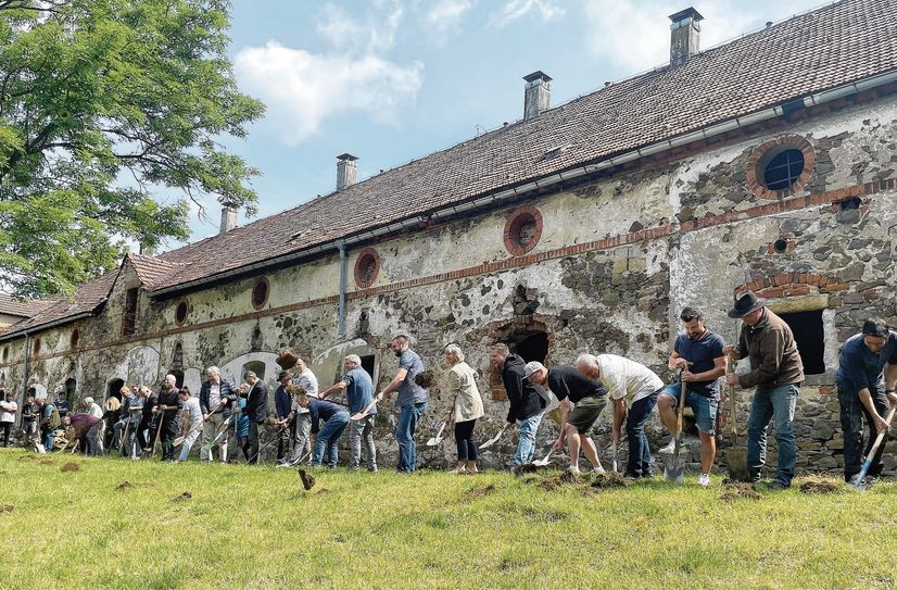 Mit einer der längsten Spatenreihen haben Unterstützer und Macher in den vergangenen Tagen die Sanierung des Erlebnisgutes Göhlis in Gang gesetzt. Mit dem symbolischen Akt startet die Dachsanierung des Denkmals mit finanziert durch eine Förderung des Landtages.