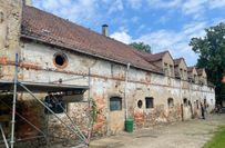 Das baufällige Langgebäude auf dem Gut.