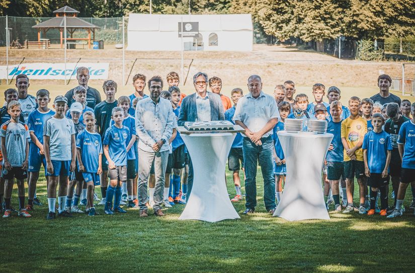 Sommer 2025: Budissa-Präsident Sven Johne, Hentschke-Geschäftsführer Jörg Drews und Budissa-Vize Holger Schmidt feiern zum 27. EWB-Fußballferiencamp den Start der 25. Saison mit Hentschke Bau als Hauptsponsor.