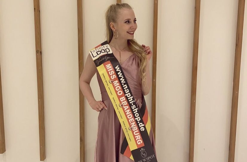 Gina Heise kurz nach der feierlichen Überreichung der Schärpe für die Wahl zur Miss Brandenburg.