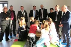 Die Kinder nahmen ihr neues Zuhause spielend in Besitz und ließen sich vom prominenten Besuch nicht stören: Marcus Beier, GF des AWO-KV Lausitz, CDU-Landtagsabgeordneter Aloysius Mikwauschk, Elaine Jentsch, Staatsminister Christian Piwarz, Landrat Udo Witschas, Bürgermeister Stefan Schneider, Landesgeschäftsführer der AWO Sachsen, David Eckardt, und die Leiterin der Einrichtung, Katrin Loewe (v.r.n.l.). Foto: Matthias Stark