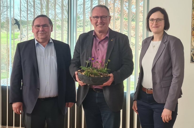 Der scheidende Chef des Fördervereins, Ulrich Klinkert, der neue Vorsitzende Peter Scholze und Geschäftsführerin Anita Schwitalla stellen die Höhepunkte der diesjährigen Findlingspark-Saison vor.