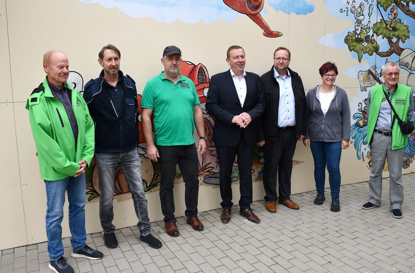 Sie sorgen dafür, dass das richtige Verhalten im Straßenverkehr in 74 Einrichtungen im Landkreis erfolgreich trainiert werden kann v.l.: Wolf-Arne Müller, stellvertretender Vorsitzender der Kreisverkehrswacht, Holmar Zeisbrich und Olaf Bielagk, Betreuer des Projektes, Landrat Christian Jaschinski, Marten Frontzek, Amtsdirektor Amt Kleine Elster, Kirstin Naupold, Kita-Leiterin in Massen, Dieter Babbe, Vorsitzender der Kreisverkehrswacht Elbe-Elster.