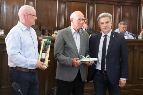 V.l.: Vorsitzender der SVV Thomas Freudenberg, Konrad Müller sowie Bürgermeister Jörg Gampe