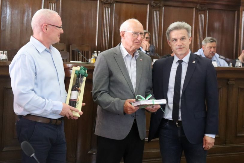 V.l.: Vorsitzender der SVV Thomas Freudenberg, Konrad Müller sowie Bürgermeister Jörg Gampe