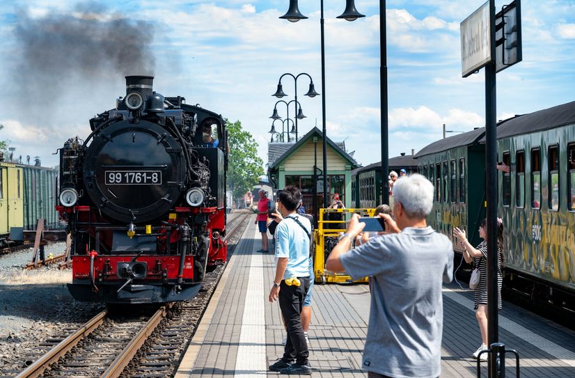 In Radebeul beginnt die Fahrt der Kleinbahn nach Moritzburg mit Endhaltestelle Radeburg.