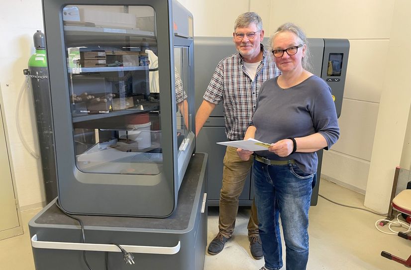 Geschäftsführer der Kreishandwerkerschaft Region Meißen, Jens-Torsten Jacob und Projektmitarbeiterin der Offenen Werkstatt, Cornelia Hartzsch am neuen 3-D-Drucker für Metall.