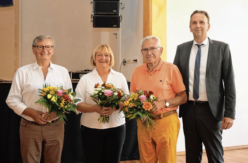 Helmut Jähnel (l.) wurde erneut zum ersten Verhinderungsstellvertreter von Oberbürgermeister Marco Müller (r.) gewählt. Zweite Stellvertreterin ist nun Uta Knebel. Bisher hatte Manfred Kuge (2.v.r.)  diese Funktion inne, dem für seine Tätigkeit ebenfalls gedankt wurde.