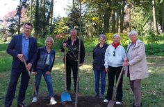 Baumpflanzung mit dem Regionalmanagement Dresdner Heidebogen (v. l.n.r.): Dirk Zacharias (OSKD), Nancy Neumann (Dresdner Heidebogen), Maike Förster (Bibelland Oberlichten), Uta Statnik (Stadtverwaltung Kamenz), Christine Tenne und  Heidrun Pallmann (Förderverein Hutberg Kamenz e.V.).