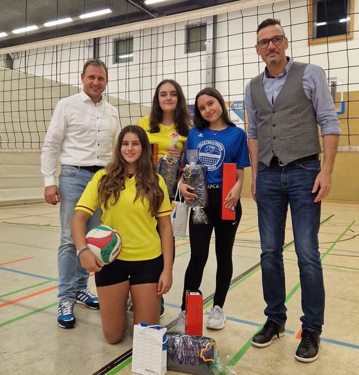 KSB-Geschäftsführer Lars Bauer (l.) und Steffen Dutschmann (r.) von den Volleyballfreunden mit Raquel, Maria und Telma.