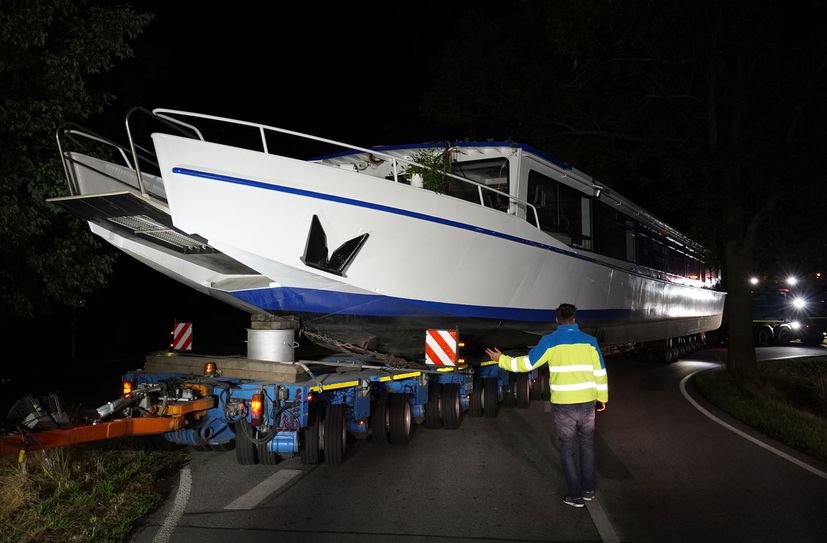 In der Nähe von Magdeburg ging’s vom Wasser auf die Straße und dann über die A2, A10 und A13 an Berlin vorbei über Cottbus und Bad Muskau bis Hagenwerder.  Foto: Boats &amp; Friends GmbH