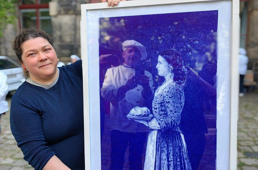 Ein Porträt, in dem sich eine ganze Zunft spiegelt: Künstlerin Nadine Wölk hat das Stollenmädchen porträtiert - mit Kugenlschreiber!
