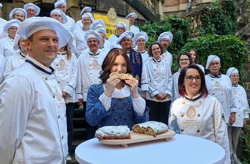 Wie duftet der erste Stollen? Stollenmädchen Nelly Köhler probiert schon mal.