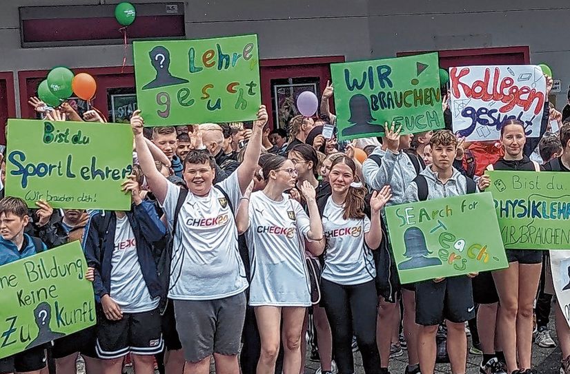 In den letzten Schultagen dieses Schuljahres machen die Mädchen und Jungen gemeinsam mit ihren Lehrern der Oberschule »Am Sportzentrum« auf die hohe Stundenausfallzeit und den Lehrermangel an ihrer Schule aufmerksam.
