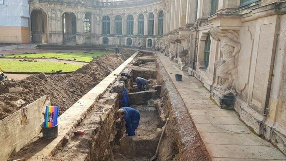 An der Bogengalerie vor der Porzellansammlung im Zwinger-Innenhof haben die archäologischen Grabungen begonnen. Foto: SIB