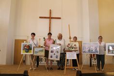 Ein Bild aus besseren, fröhlicheren Zeiten. Die Kulturkirche Lauta war beliebt bei Führungen und bei Veranstaltungen, wie beispielsweise mit hiesigen Künstlern. Der Verein »Freunde der evangelischen Kirche Lauta Stadt« hoffen auf eine baldige Entspannung der Lage. Foto: Silke Richter