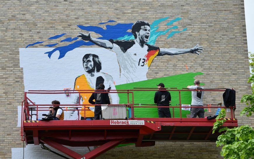 Die Streetart-Crew tape over bringt das Kunstwerk an der Sporthalle „Emil von Schenckendorff“ an. Foto: Stadt Görlitz
