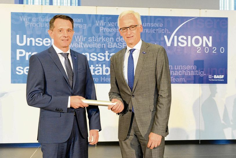 Jürgen Fuchs übernimmt den Staffelstab von Dr. Karl-Heinz Tebel. Foto: Rasche