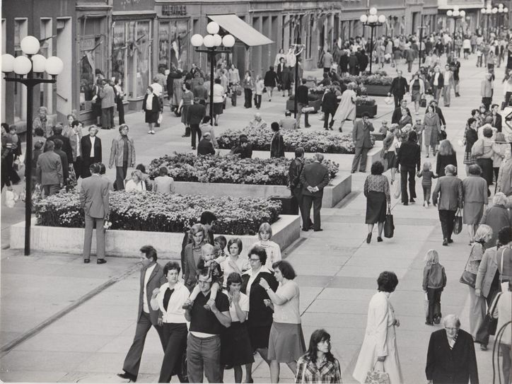 Zum Republikgeburtstag 1976 besichtigen die Cottbuser die neue Sprem. Foto: Erich Schutt