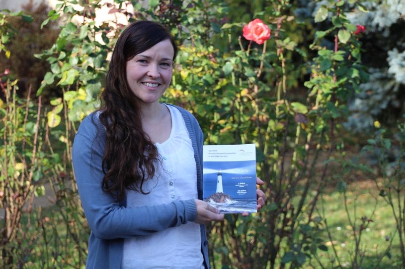 Nicole Hackel, stellvertretende Leiterin der Telefonseelsorge Oberlausitz, mit der Broschüre, die anlässlich des 25-jährigen Bestehens der Telefonseelsorge herausgegeben wurde. Foto: Keil