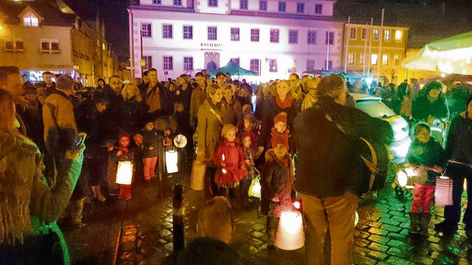 Die Faszination Feuer steht am Samstag im Mittelpunkt auf und um den Altstadtmarkt. Ob Lampionumzug oder die Vorführung einer Kohlenstaub-Explosion, es gibt viel zu gucken, shoppen & kokeln. Foto: privat