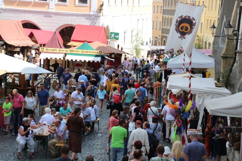 Viele Vereine engagieren sich beim Altstadtfest. Das findet dieses Jahr allerdings nicht in seiner normalen Form statt. Stattdessen gibt es von Juni bis September verschiedene Veranstaltungen. Dazu gehört auch der Tag der Vereine unter dem Motto „Verein(t) am Meridian“. Foto: Keil