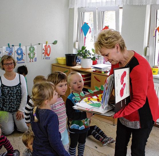Felicitas Borch erhielt eine dicke Mappe mit den lustigen Zeichnungen der Kinder als Abschiedsgeschenk. Foto: cp