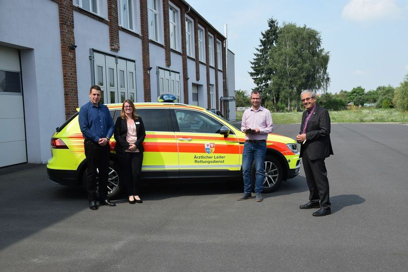 Maik Kähler (Ärztlicher Leiter Rettungsdienst Spree-Neiße), Franziska Aurich (stellv. Ärztlicher Leiter), Martin Duda und Landrat Harald Altekrüger (v.l.) bei der Übergabe des Fahrzeuges. Foto: PR