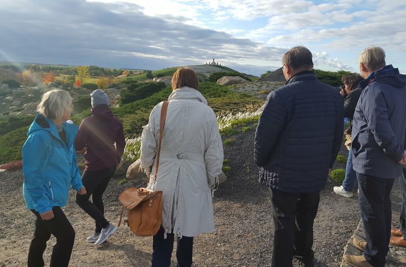 Mitte Oktober wurde das Projekt »Findlingspark Nochten – auf dem Weg zu klimaangepasster und klimafreundlicher Landschaftsgestaltung« vorgestellt. Bei einem Parkrundgang erklärte Chef-Gärtnerin Simone Dietrich, in welchen Bereichen bereits Veränderungen an der Vegetation vorgenommen wurden.