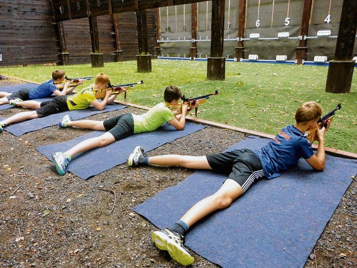 Sportler des OL Biathlonverein Ringenhain e.V. beim Schießtraining. Die Disziplin kann beim Biathlon der entscheidende Faktor beim Kampf um die Medaillen sein. Foto: Verein