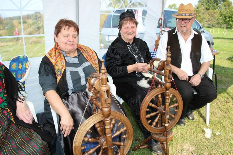 Nicht wie man Stroh zu Gold spinnt, aber gute Wolle herstellen kann, zeigte der Hirschfelder Heimatverein.