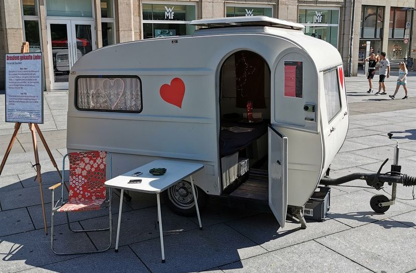 Das Love-Mobil des Gesundheitsamtes - mitten auf dem Altmarkt. 2019 zum Welt-Hurentag am 2. Juni ging das Amt  mit dem Thema bewusst an die Öffentlichkeit.