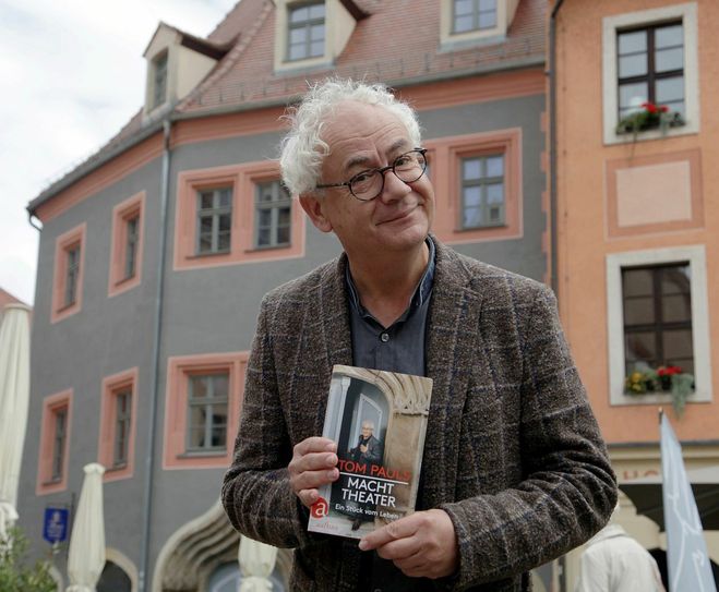 Tom Pauls mit seinem neuen Buch »Tom Pauls – Macht Theater« (Aufbau Verlag, 20 Euro). Foto: D. Förster