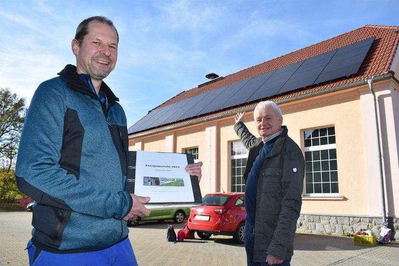 Photovoltaikanlagen in der Gemeinde, wie auf dem Dach der Turnhalle, sorgen für mehr Unabhängigkeit und geringe Stromkosten langfristig.