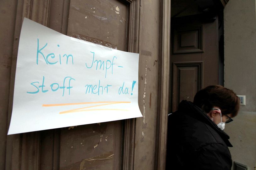 "Kein Impfstoff mehr da" heißt es auf einem handschriftlich geschriebenen Zettel bei der Vor-Ort-Impfaktion in Pirna. Foto: D. Förster