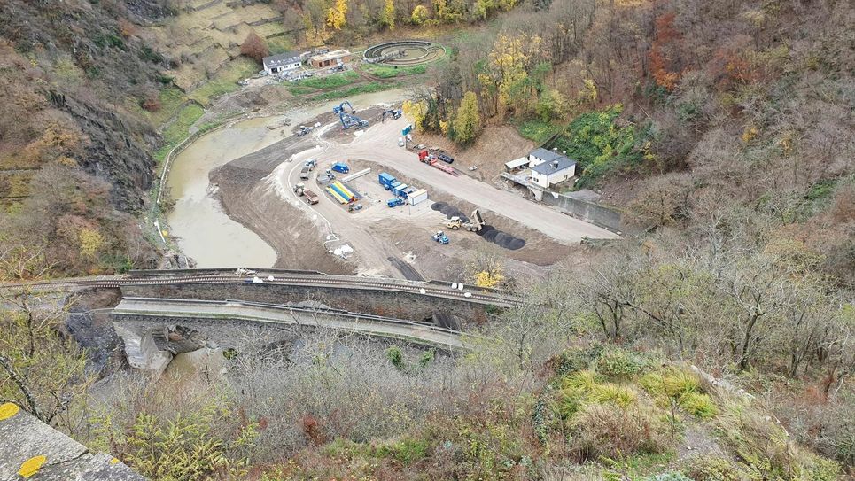 So sieht es aktuell in Altenahr an der B267 aus.