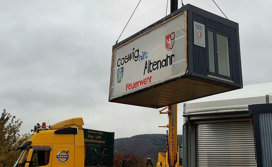 Nach rund 600 Kilometer Fahrt kamen die beiden Container aus Coswig in Altenahr an.