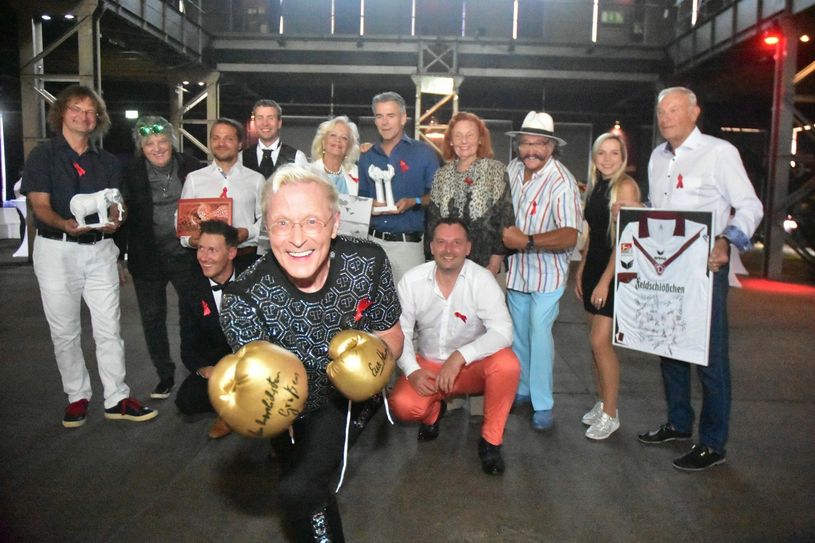 Wolle Förster und neun weitere Dresdner Promis legten sich bei der Versteigerung mächtig ins Zeug. Am Ende kamen 7.300 Euro zur Hope Cape Town zusammen. Foto: Schiller