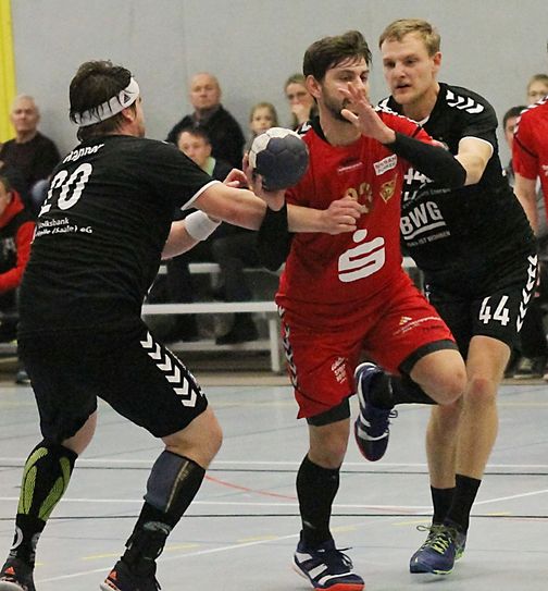 Miran Valincic (7 Treffer) setzt sich gegen zwei USV Spieler durch. Foto: Hatzi