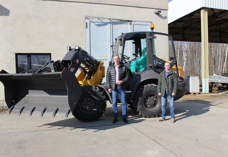 Offizielle Übergabe des neuen Schwenkladers auf dem Bauhof. Links Bürgermeister Andreas Fredrich, rechts Bauhofleiter Andreas Schröter.
