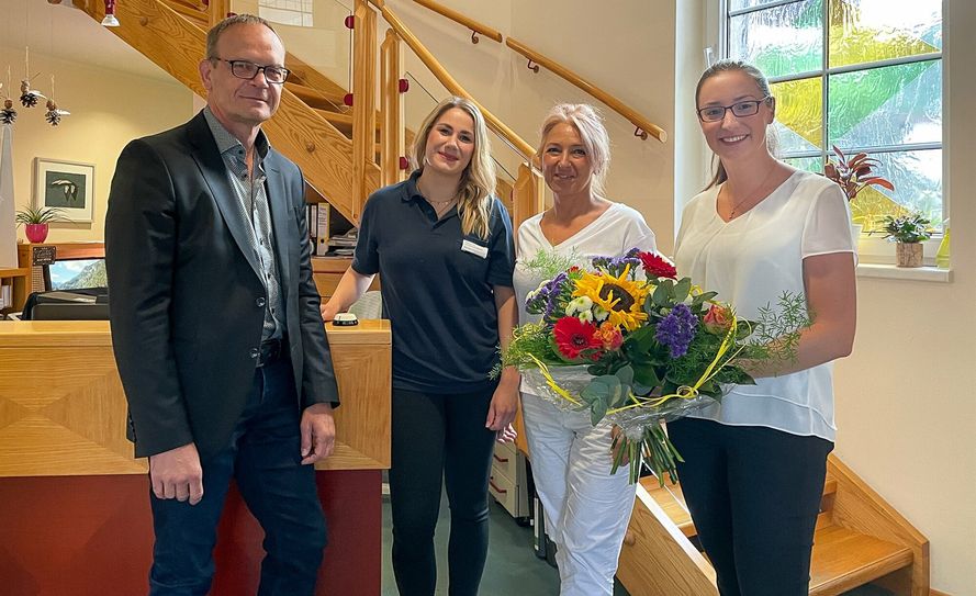 Der Ärztliche Leiter des MVZ am Seenland Klinikum, Bernd Henning (l.), und die Kaufmännische Direktorin, Juliane Kirfe (r.), gratulieren Adriana Felsöova (2.v.r.) und Arzthelferin Patricia Trux zur Eröffnung der Praxis.