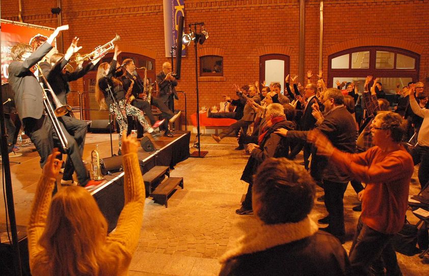 Ausgelassene Partystimmung gehört beim internationalen Wettstreit um den Titel des Finsterwalder Sängers dazu. Die Berliner Band „beat 'n blow“ kam vor zwei Jahren mit ihrer speziellen Art der Blasmusik sehr gut an beim Publikum in der Finsterwalder Marktpassage. Foto: Pressestelle/Torsten Hoffgaard