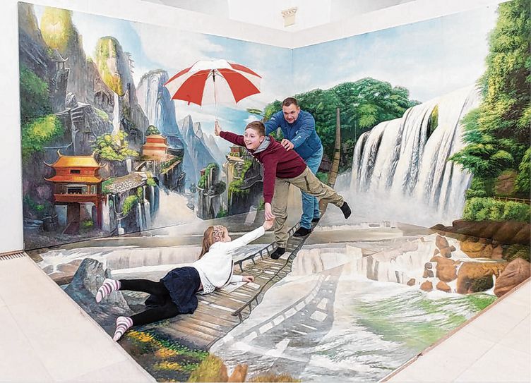 Die Motive sind so vielfältig wie die Fantasie: »Abenteuerurlaub in China« (Hängebrücke), Leonardo da Vinci (1452 – 1519) »Dame mit dem Hermelin« und  »Im Naturpark« (Delphine). Fotos: Lutz Zimmermann