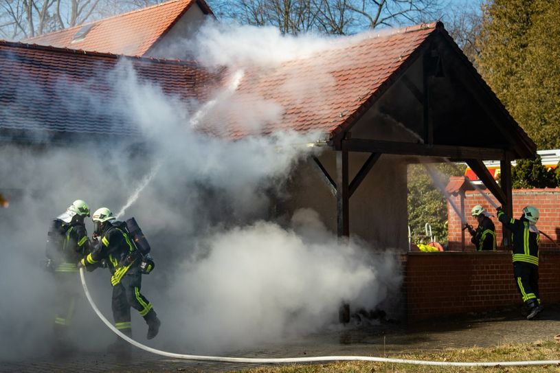 Das Feuer hat einen erheblichen Schaden am Gebäude verursacht.