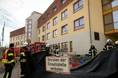 Einsatzkräfte haben das Gelände um das Pflegeheim abgesperrt.