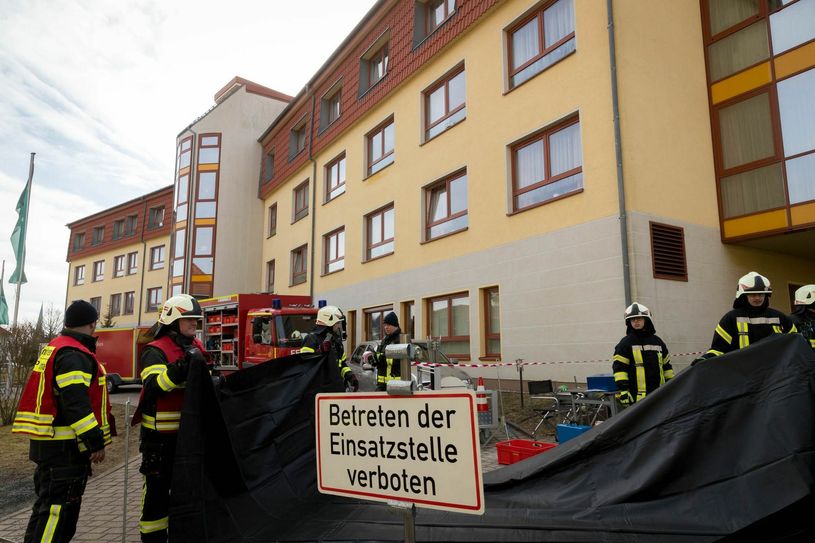 Einsatzkräfte haben das Gelände um das Pflegeheim abgesperrt.