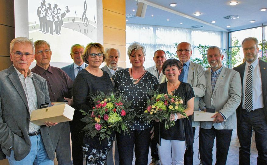 Sängerfestvorsitzende Katrin Gröbe (Mitte) bedankte sich bei den langjährigen Mitstreitern Jürgen Sniegocki, Christian Homagk, Manfred Fröschke, Angela Schmidt, Herbert Mletzko, Erich Conrad, Gerda Pötzsch, Ernst Hampicke, Holger Barth und Andreas Thienel (v.l.).