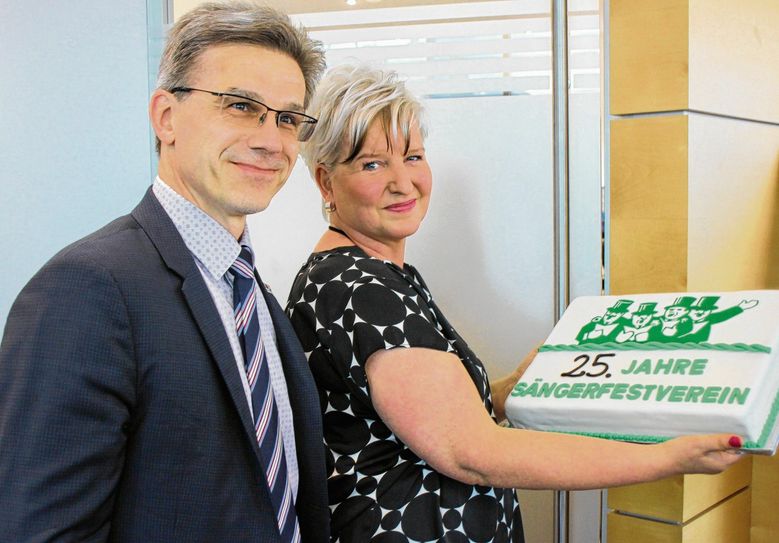 Eine Jubiläumstorte überreichte Bürgermeister Jörg Gampe an Katrin Gröbe. Fotos: Jürgen Weser